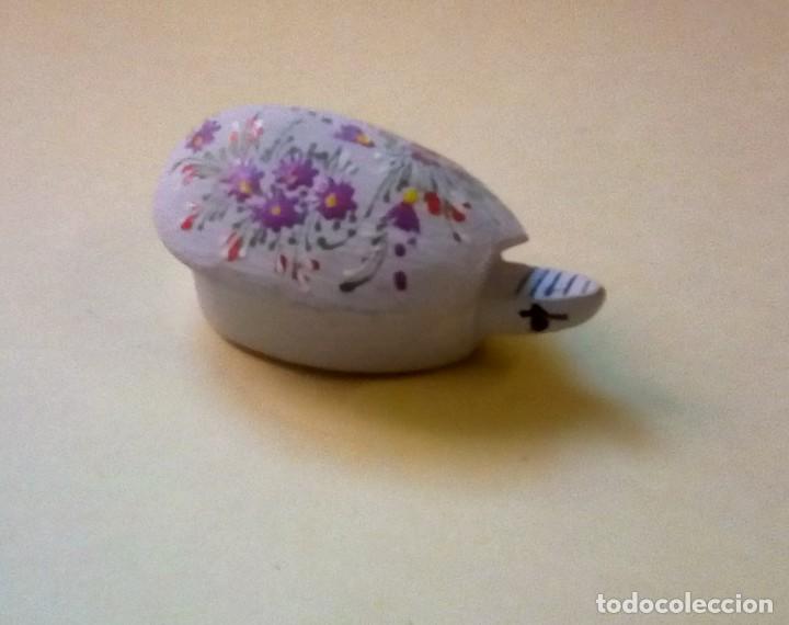 Collecting: miniatura - tortuga / caja - madera - dibujos flores - artesanal - ver foto - a&ntilde;os 80 - 44