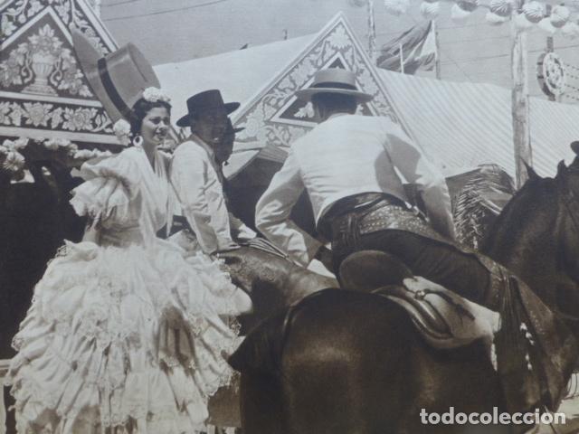 Coleccionismo: SEVILA LA FERIA CABALLISTAS ANTE LAS CASETAS ANTIGUA LAMINA HUECOGRABADO A&Ntilde;OS 40