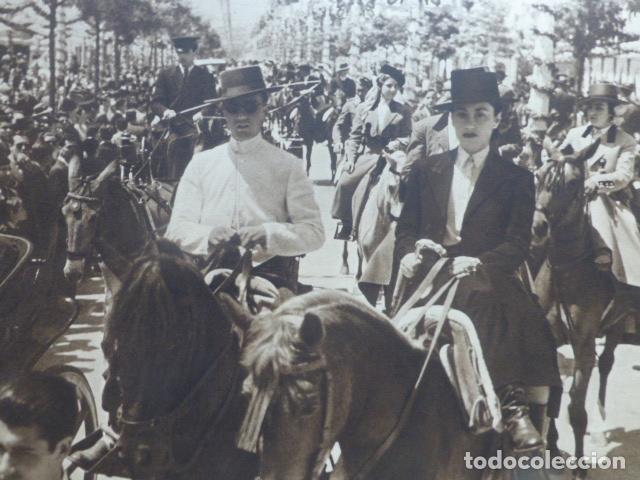Coleccionismo: SEVILA LA FERIA DESFILE DE JINETES ANTIGUA LAMINA HUECOGRABADO A&Ntilde;OS 40