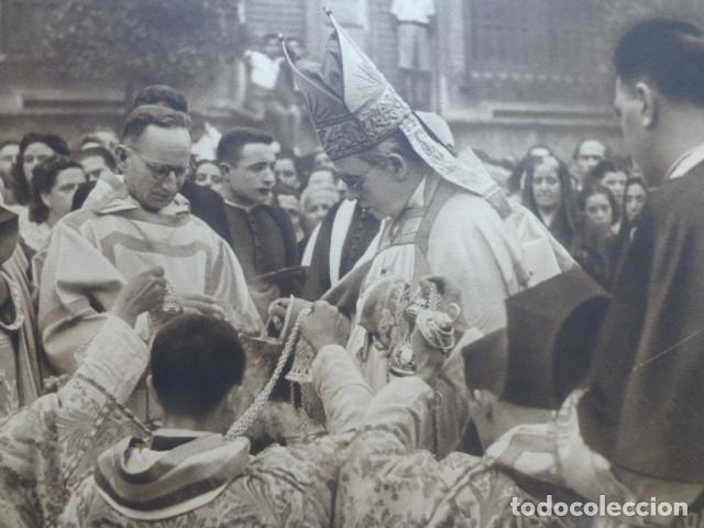Coleccionismo: SEVILA PROCESION DEL CORPUS CHRISTI EL CARDENAL ARZOBISPO ANTIGUA LAMINA HUECOGRABADO A&Ntilde;OS 40