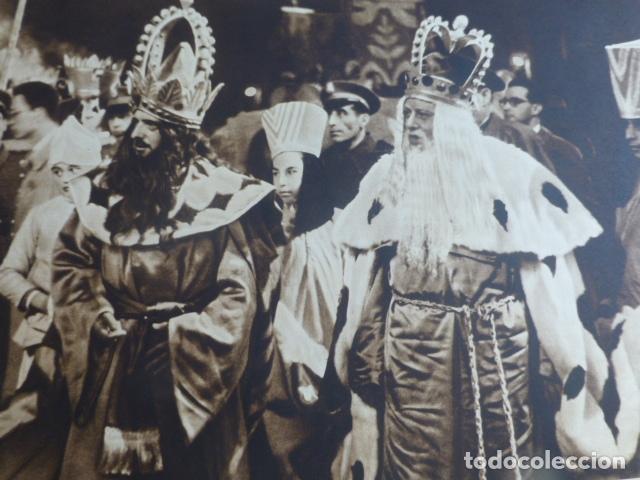 Coleccionismo: SEVILLA CABALGATA DE REYES EM EL AYUNTAMIENTO ANTIGUA LAMINA HUECOGRABADO A&Ntilde;OS 40