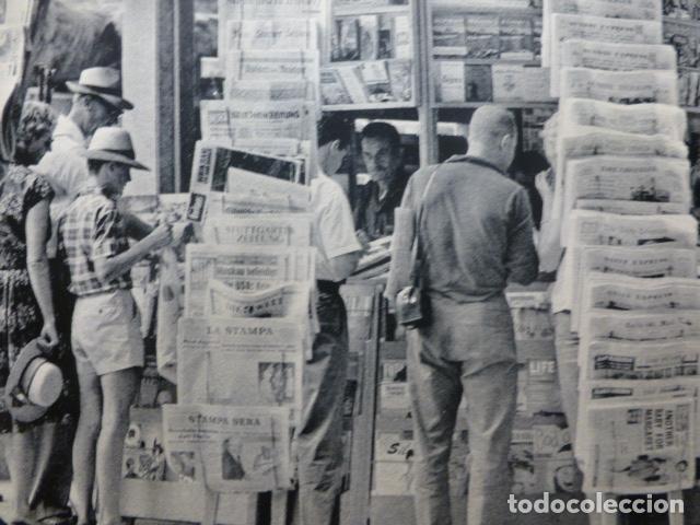 Colecionismo: PALMA DE MALLORCA ESCENA URBANA JUNTO AL KIOSKO PRENSA ANTIGUA LAMINA A&Ntilde;OS 50