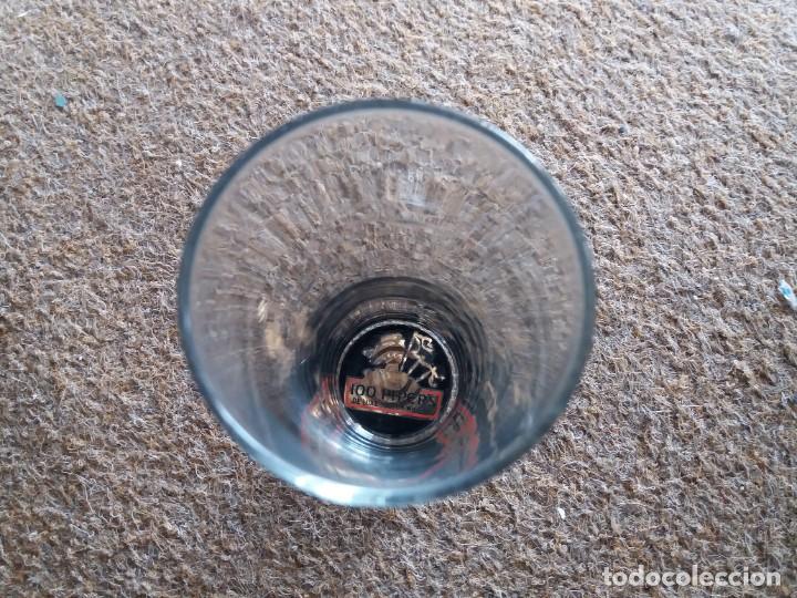 Coleccionismo: Vaso de tubo. Whisky 100 Pipers. Serigrafiado en el fondo. Buen estado.