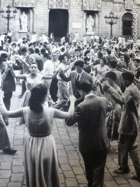 Coleccionismo: BARCELONA SARDANAS EN LA PLAZA DE SANT JAUME ANTIGUA LAMINA HUECOGRABADO A&Ntilde;OS 50