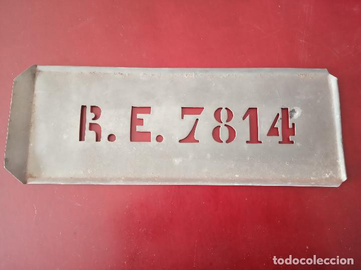 Coleccionismo: chapa de hojalata troquelada - r.e.7814 - mide 24 x 9 c.m.