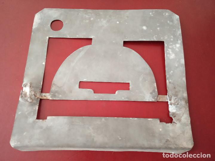 Coleccionismo: chapa de hojalata troquelada - ,mide 29 x 27 c.m