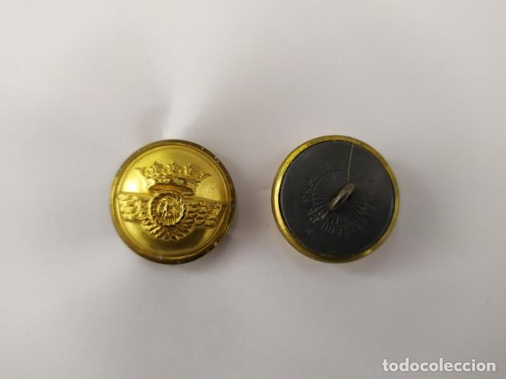 Coleccionismo: 2 BOTONES GRANDES (22 mm) EJERCITO DEL AIRE - BOTON UNIFORME AIR FRANCO AGUILA