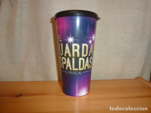 Coleccionismo: Vaso pl&aacute;stico. Musical El Guardaspaldas - Foto 1