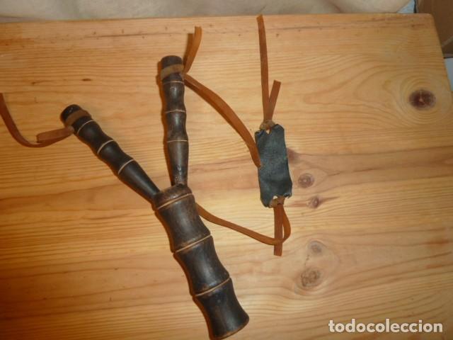 Coleccionismo: Tirachinas de madera. LEER - Foto 2