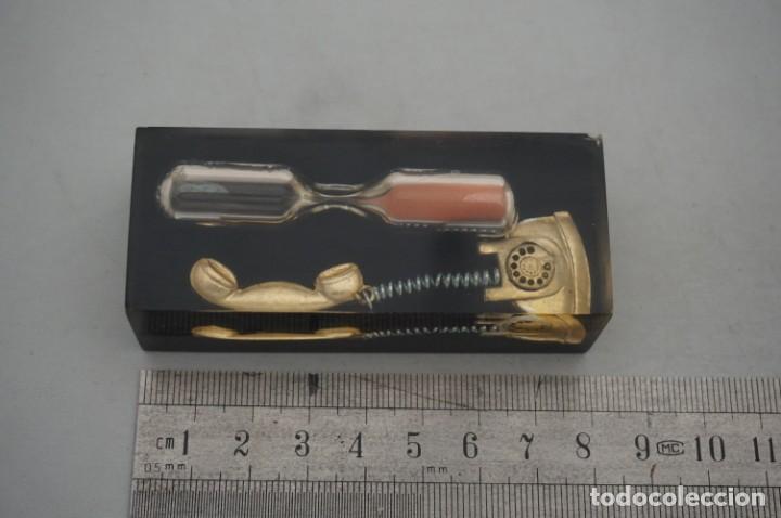 Coleccionismo: RELOJ DE ARENA Y TELEFONO EN METACRILATO - Foto 1