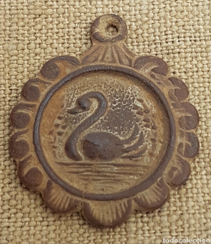 Coleccionismo: Antigua medallita cobre Cisne sobre 1920