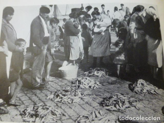 Sammelleidenschaft Papier: BAYONA PONTEVEDRA MERCADO DE PESCADO BAILANDO LA MU&Ntilde;EIRA ANTIGUA LAMINA HUECOGRABADO A&Ntilde;OS 20