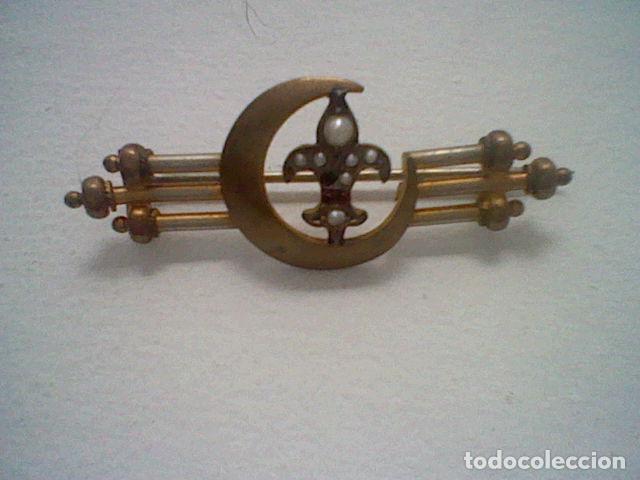 Coleccionismo: FLOR LIS EN MEDIA LUNA SOBRE TRES BANDAS INSIGNIA SCOUT O SIMILAR MUY BONITA 4,2 CMS LARGO LEER