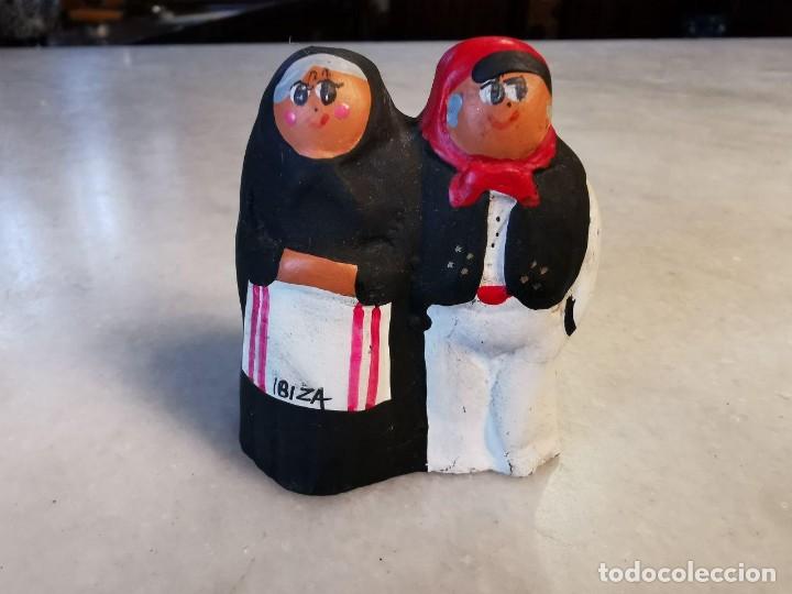 Coleccionismo: Mu&ntilde;ecos de Barro Pareja de Ibiza con ropa tipica, de los a&ntilde;os 70.