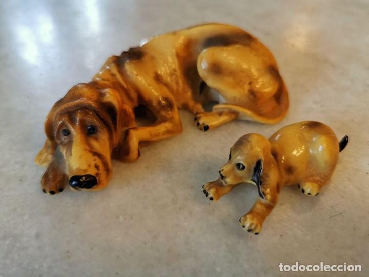 Coleccionismo: DOS PEROS ACOSTADOS EN RESINA