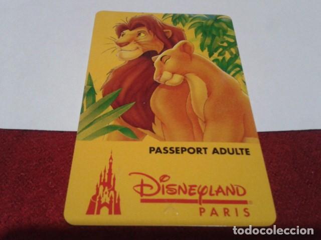 Coleccionismo: ENTRADA TARJETA PLASTICO A DISNEYLAND PARIS. REY LEON 1995 PASSEPORT ADULTE