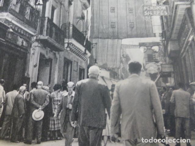 Coleccionismo: SEVILLA CALLE DE SIERPES ANTIGUA LAMINA HUECOGRABADO A&Ntilde;OS 50