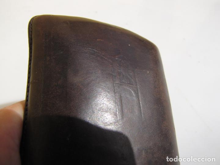 Coleccionismo: 6- Petaca cuero repujado - Foto 2