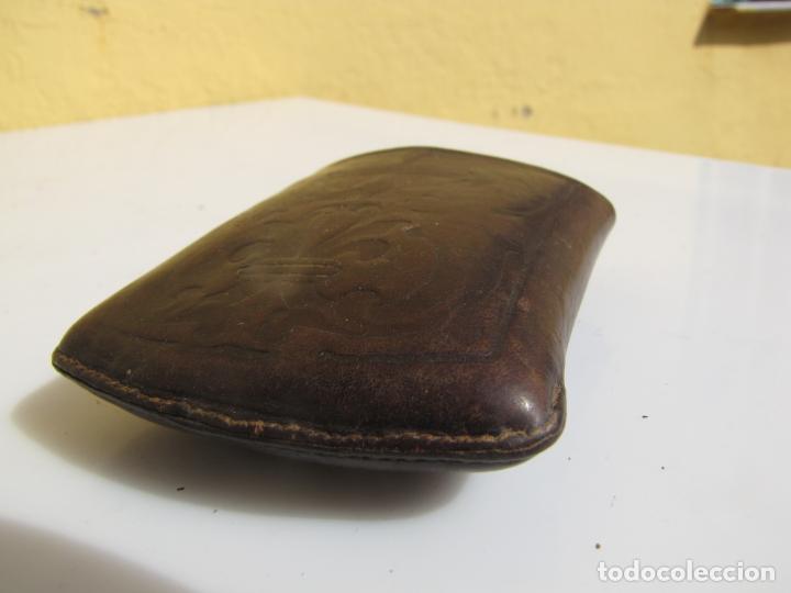 Coleccionismo: 6- Petaca cuero repujado - Foto 6
