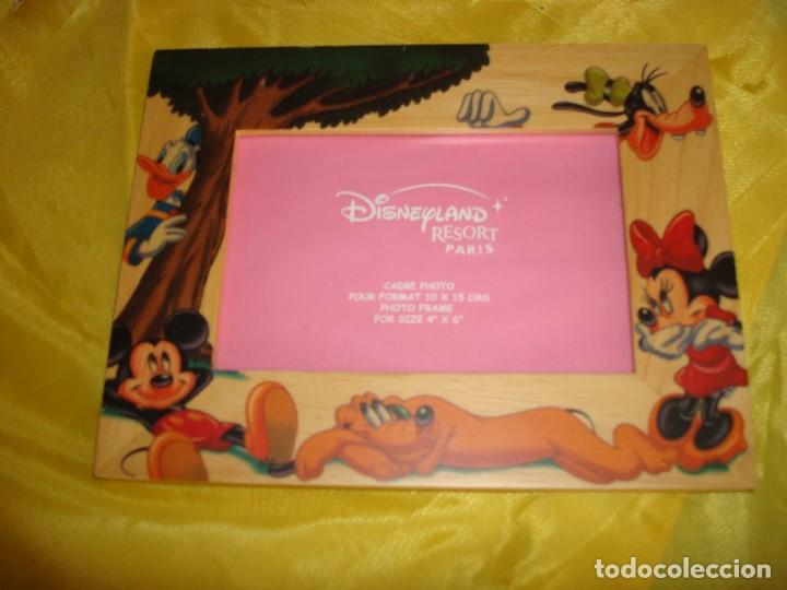 Coleccionismo: MARCO DE MICKIE, PLUTO, MINNIE... PARA FOTO EN MADERA. DISNEYLAND RESORT PARIS. 22 X 17 CM
