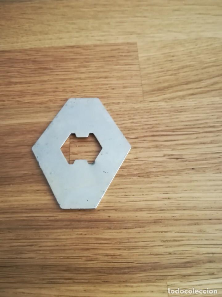 Coleccionismo: abrebotellas logo renault - Foto 2