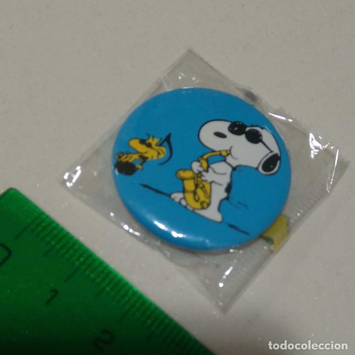 Coleccionismo: chapas snoopy snopy chapita badge perro pajaro emilio saxo blues