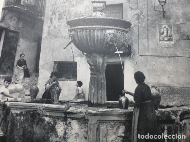 Coleccionismo: PASTRANA GUADALAJARA EN LA FUENTE ANTIGUA LAMINA HUECOGRABADO A&Ntilde;OS 50