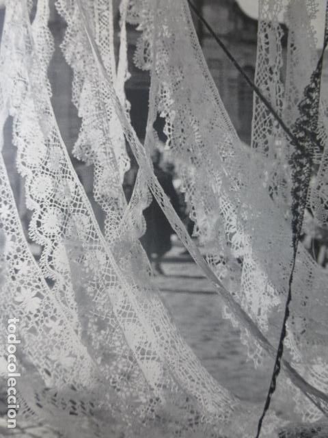 Colecionismo: CAMARI&Ntilde;AS LA CORU&Ntilde;A ENCAJES ANTIGUA LAMINA HUECOGRABADO A&Ntilde;OS 50