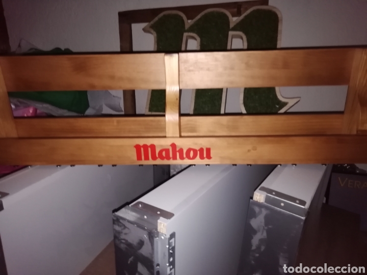 Coleccionismo: Estanter&iacute;a de madera mahou - Foto 2