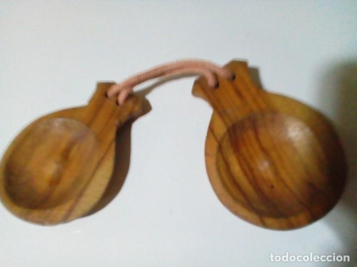 Coleccionismo: Casta&ntilde;uelas De Madera.8.5 X 6 Cm. - Foto 1