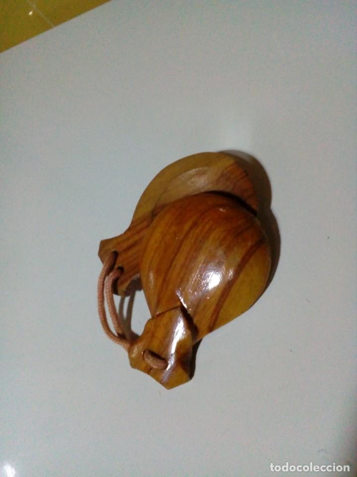 Coleccionismo: Casta&ntilde;uelas De Madera.8.5 X 6 Cm. - Foto 2