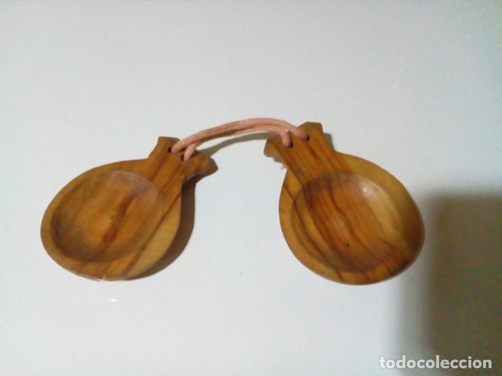 Coleccionismo: Casta&ntilde;uelas De Madera.8.5 X 6 Cm. - Foto 3