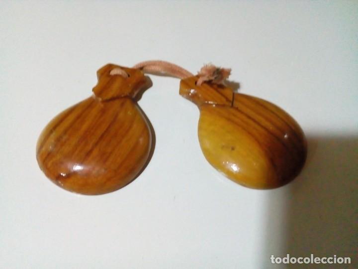 Coleccionismo: Casta&ntilde;uelas De Madera.8.5 X 6 Cm. - Foto 4