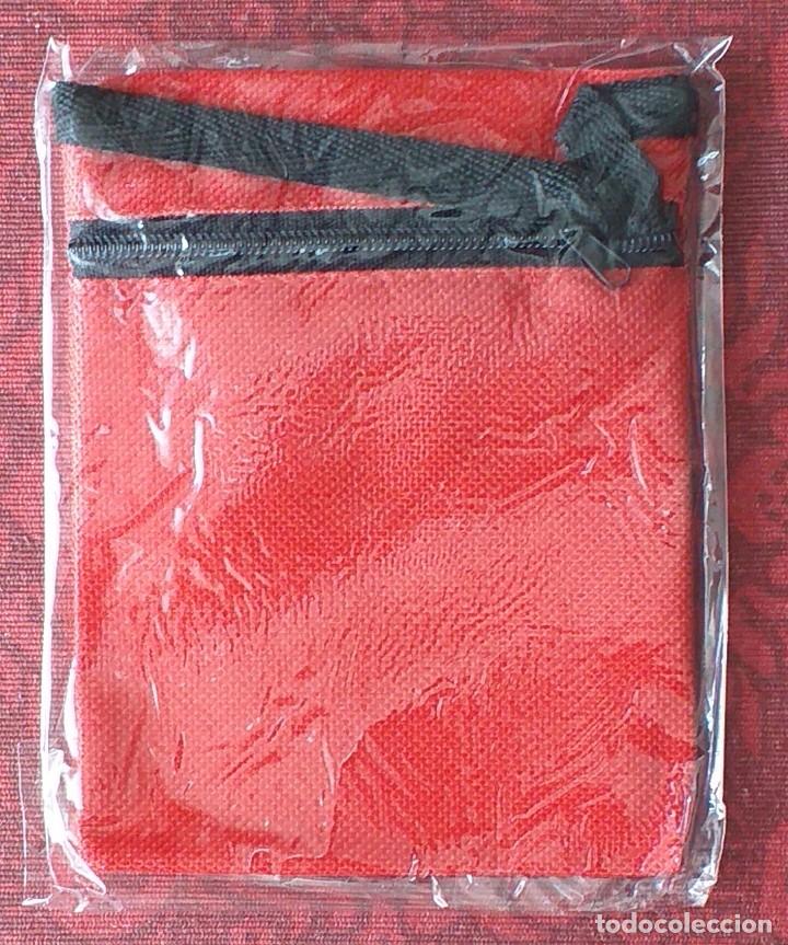 Coleccionismo: Bolsito rojo. SIn marca. 14 x 11 cm. aprox. Con cremallera. Nuevo