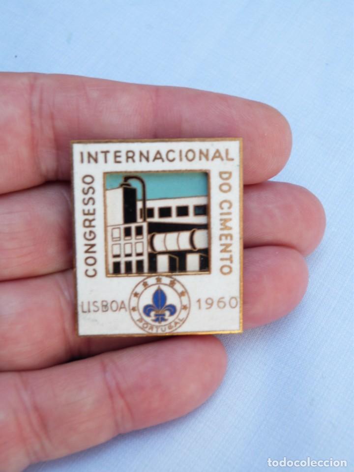 Coleccionismo: EMBLEMA CONGRESO INTERNACIONAL DE CEMENTO LISBOA 1960