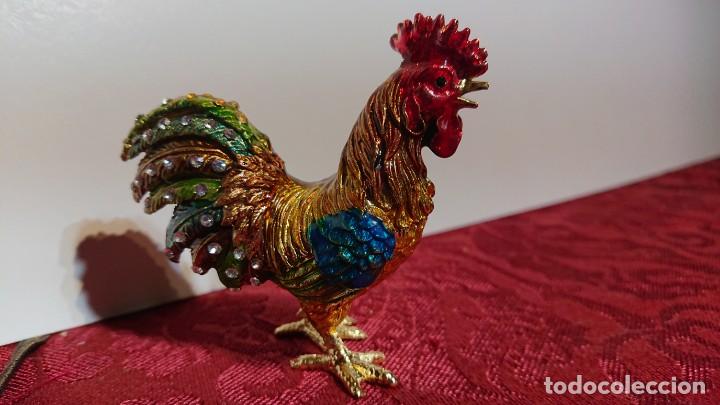 Coleccionismo: BONITO JOYERO PASTILLERO FORMA DE GALLO MULTICOLOR CON CRISTALES