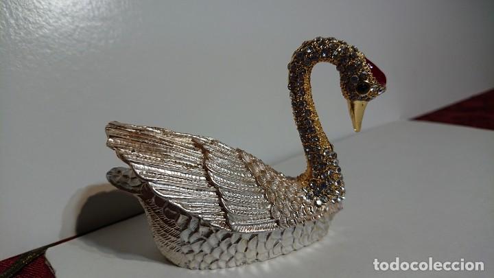 Coleccionismo: ELEGANTE JOYERO CON FORMA DE CISNER COLOR BLANCO PLATA CON CRISTALES SIMBOLO DEL AMOR