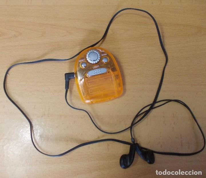 Coleccionismo: mini radio naraja con auriculares - Foto 1