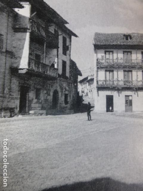 Colecionismo: SANTILLANA DEL MAR CANTABRIA PLAZA DE RAMON PELAYO ANTIGUA LAMINA HUECOGRABADO