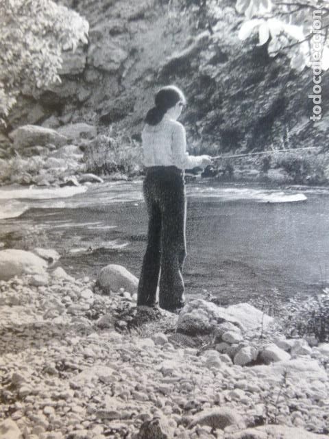 Colecionismo: YESTE ALBACETE PESCANDO EN EL RIO TUS ANTIGUA LAMINA HUECOGRABADO