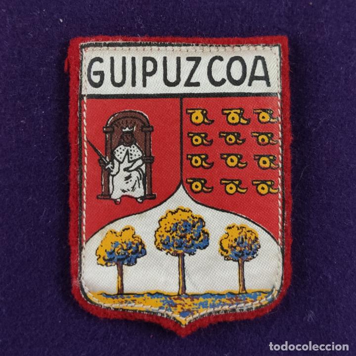 Coleccionismo: ANTIGUO PARCHE EMBLEMA DE TELA PARA ROPA. GUIPUZCOA. A&Ntilde;OS 50-60. ORIGINAL.