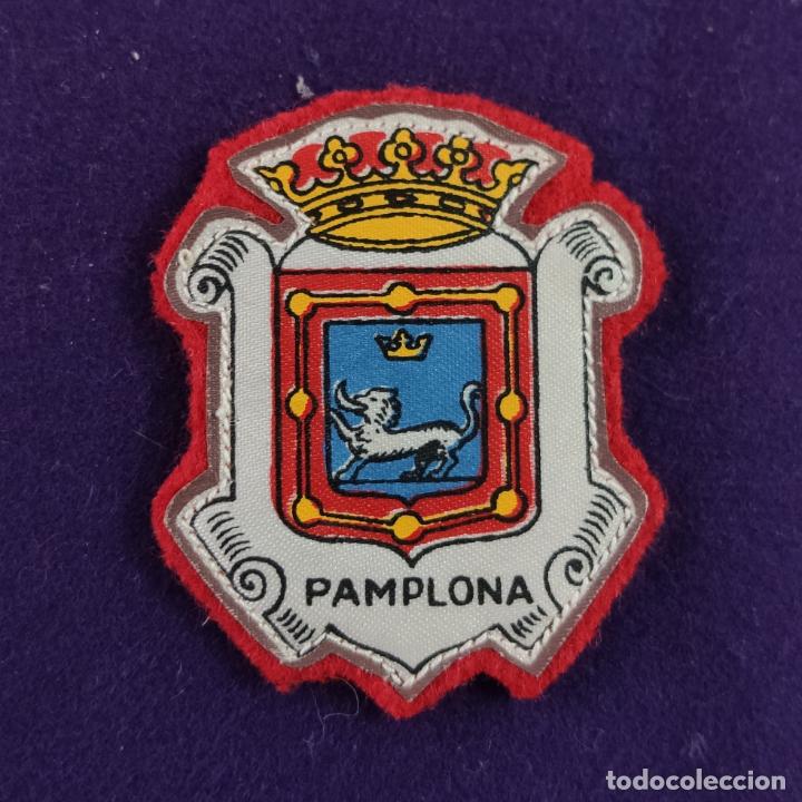 Coleccionismo: ANTIGUO PARCHE EMBLEMA DE TELA PARA ROPA. PAMPLONA (NAVARRA). A&Ntilde;OS 50-60. ORIGINAL.