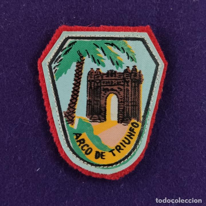Colecionismo: ANTIGUO PARCHE EMBLEMA DE TELA PARA ROPA. ARCO DE TRIUNFO (BARCELONA). A&Ntilde;OS 50-60. ORIGINAL.
