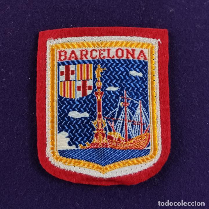Coleccionismo: ANTIGUO PARCHE EMBLEMA DE TELA PARA ROPA. BARCELONA, BORDADO. A&Ntilde;OS 50-60. ORIGINAL.
