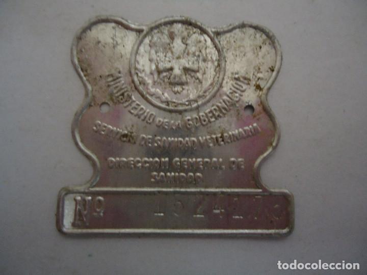 Coleccionismo: ANTIGUA CHAPA METALICA DEL MINISTERIO DE LA GOBERNACION, SERVICIOS DE SANIDAD VETERINARIA. --- 9
