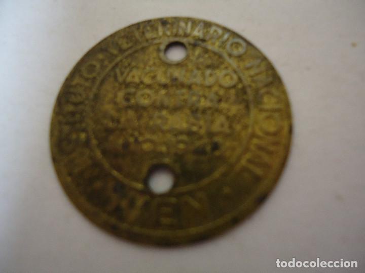 Coleccionismo: CHAPA DEL INSTITUTO VETERINARIO NACIONAL DE VACUNA PARA LA RABIA. A&Ntilde;O 1943. --- 9