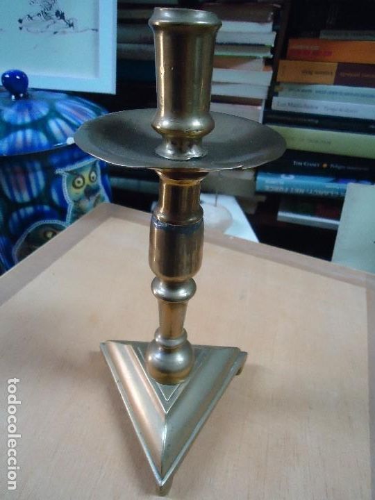 Coleccionismo: CANDELABRO TRIANGULAR EN BRONCE MIDE 26 cm. DE ALTO ENVIO 5,5&euro; - Foto 2
