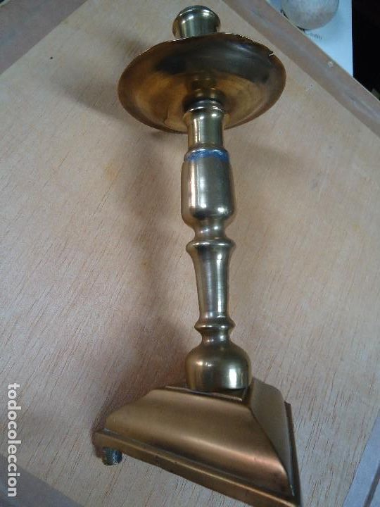 Coleccionismo: CANDELABRO TRIANGULAR EN BRONCE MIDE 26 cm. DE ALTO ENVIO 5,5&euro; - Foto 3