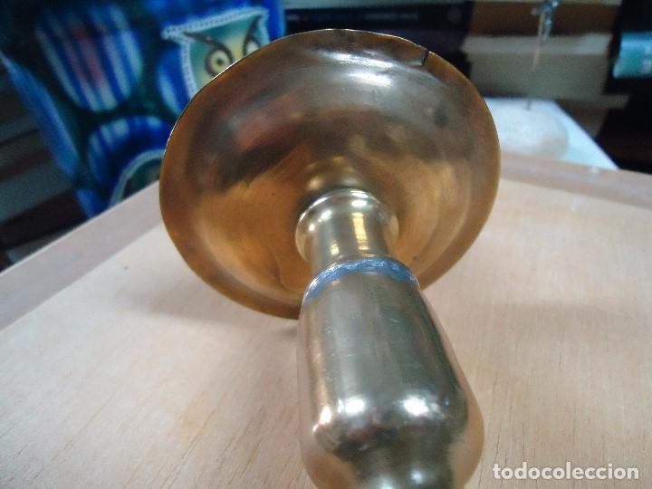Coleccionismo: CANDELABRO TRIANGULAR EN BRONCE MIDE 26 cm. DE ALTO ENVIO 5,5&euro; - Foto 4