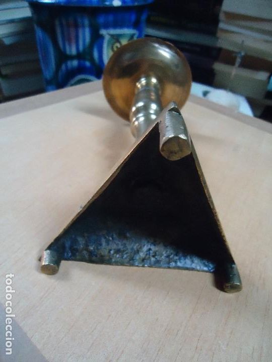 Coleccionismo: CANDELABRO TRIANGULAR EN BRONCE MIDE 26 cm. DE ALTO ENVIO 5,5&euro; - Foto 5